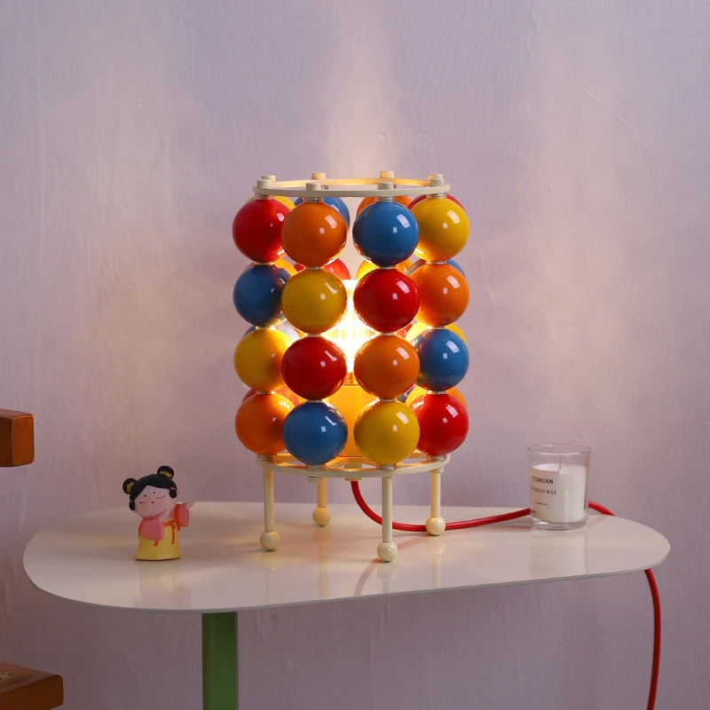 Memphis Vintage Tischlampe mittelalterliche Farben. Schafft gemütliche Atmosphäre mit dieser stilvollen Leuchte. Perfekt für Wohnzimmer und Schlafzimmer.