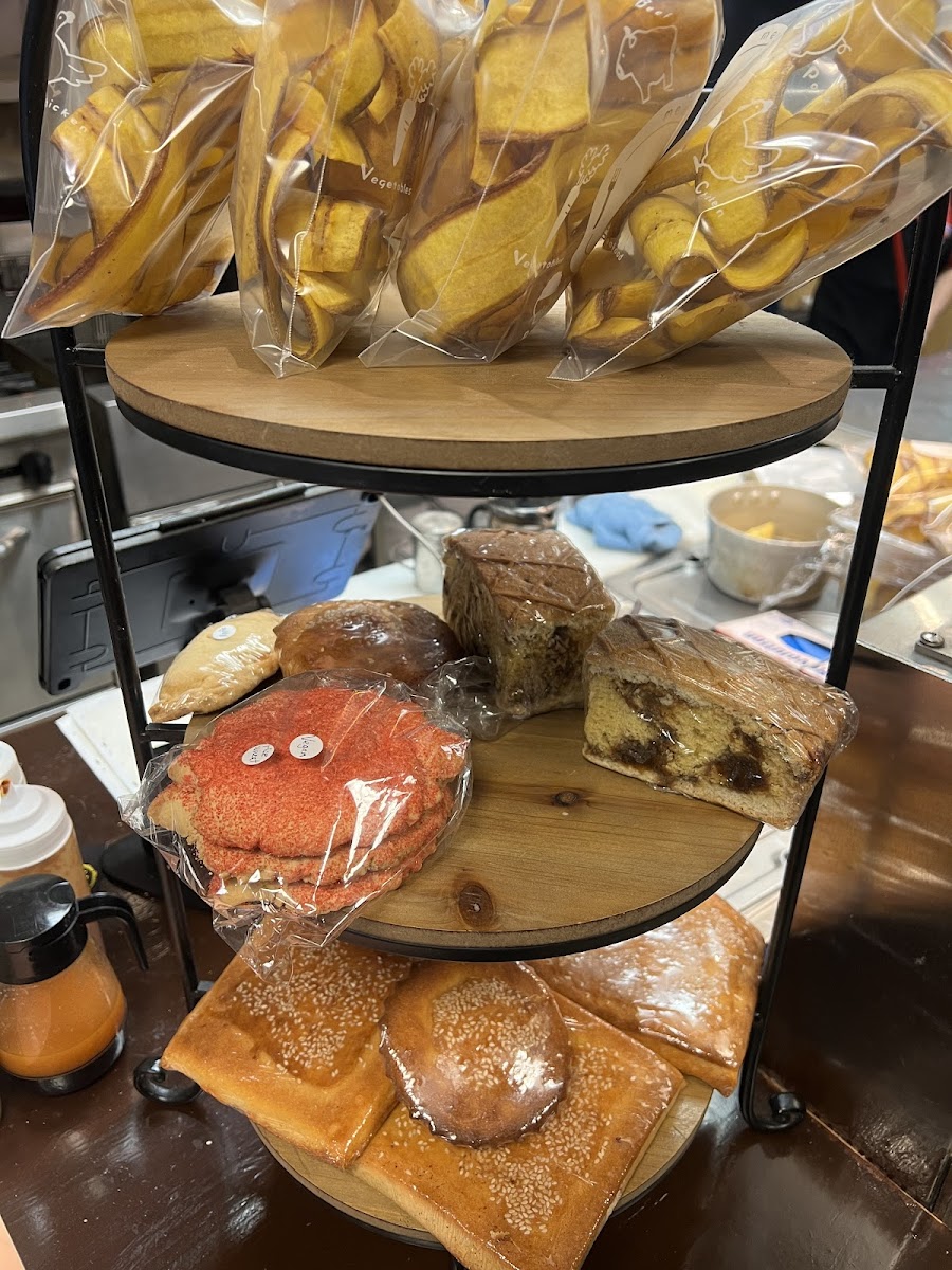 Baked goods these vary by the day, some of these items like the cake in this photo contain gluten, the others do not.