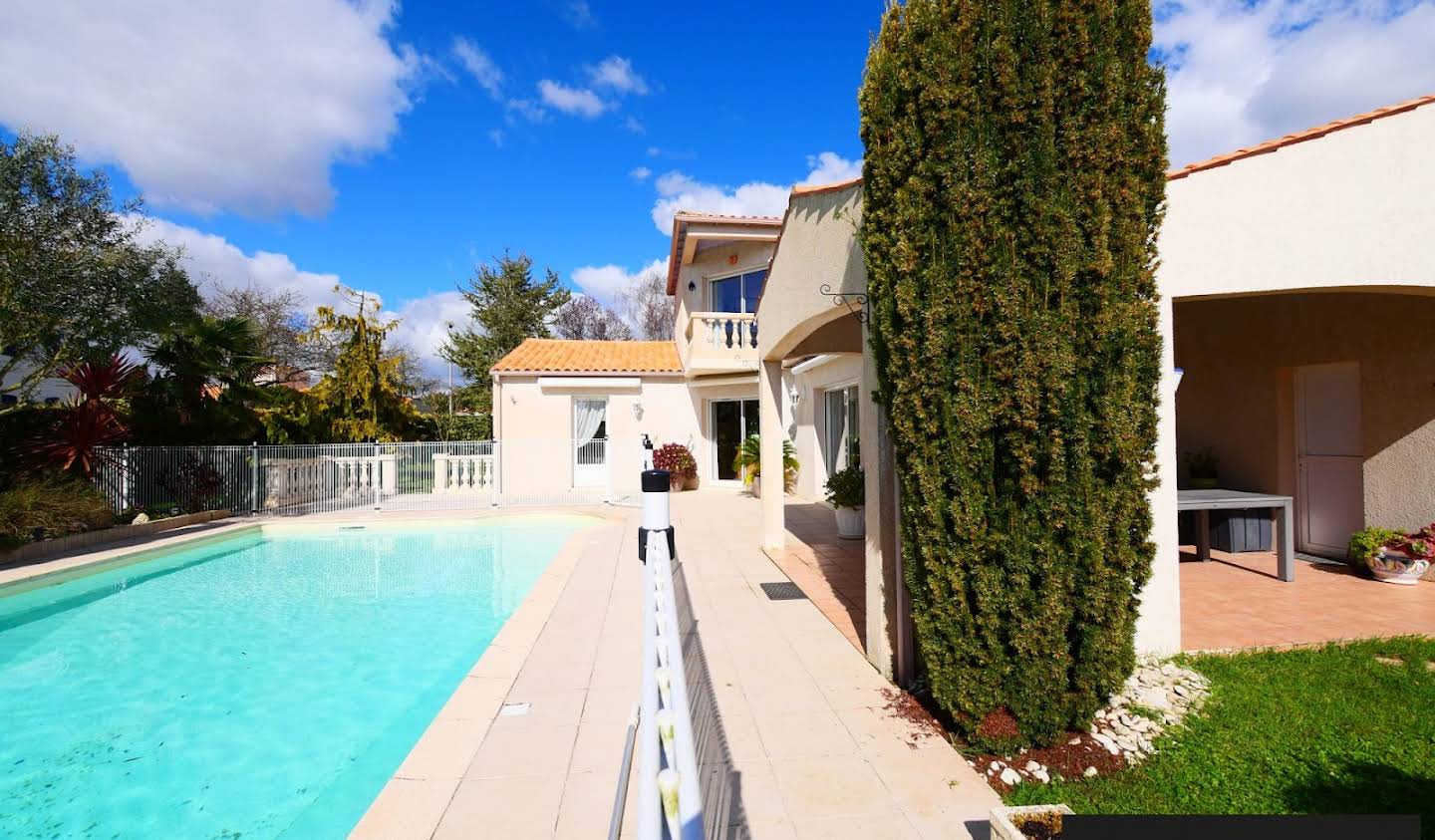 Maison avec piscine et jardin Perigny