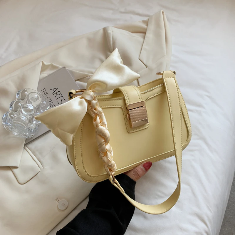 Sac à bandoulière femme tendance, asymétrique et texturé. Un accessoire de mode élégant et pratique pour transporter vos essentiels au quotidien.
