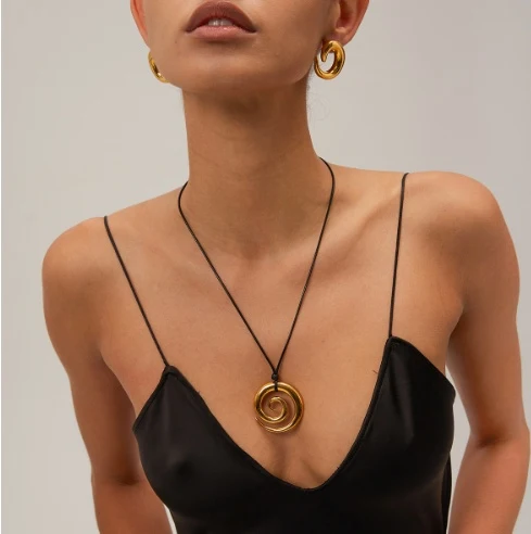 Colgante espiral Romilly, un elegante collar de diseño único. Perfecto para añadir un toque de sofisticación y estilo a cualquier atuendo.