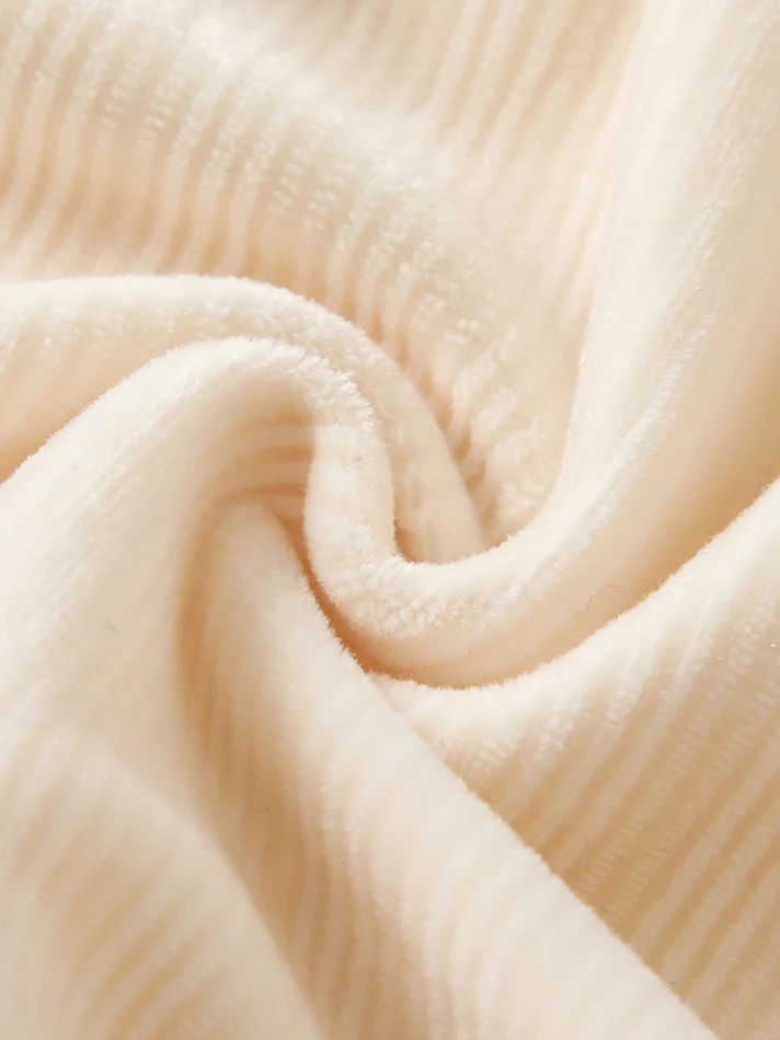 Meisjesjurk met fluwelen rok, kanten afwerking en vest. Ideaal voor speciale gelegenheden. Elegant en comfortabel voor meisjes. Een charmante en chique look.