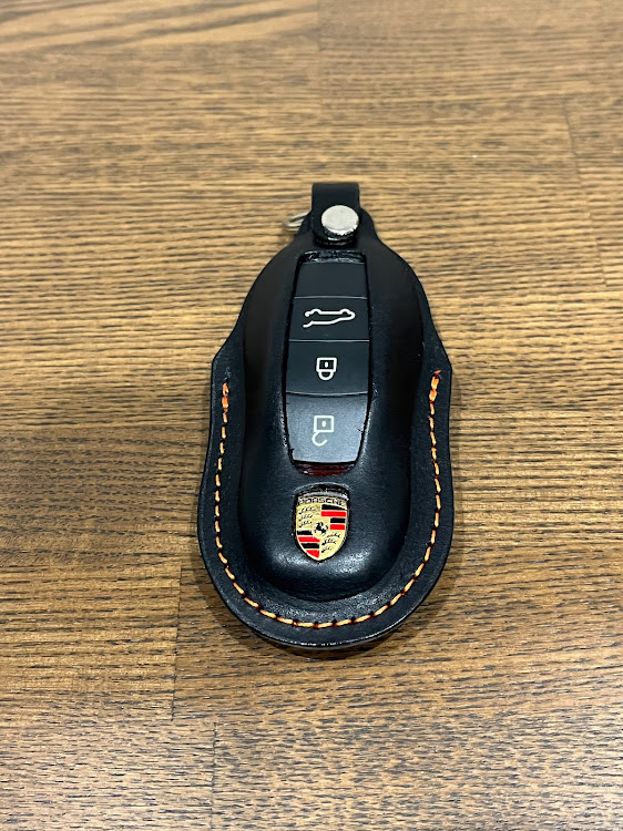 マカンのポルシェ・マカンT・スマイルハートレザー・キーケース・レザーカバーに関するカスタム事例の投稿画像2枚目