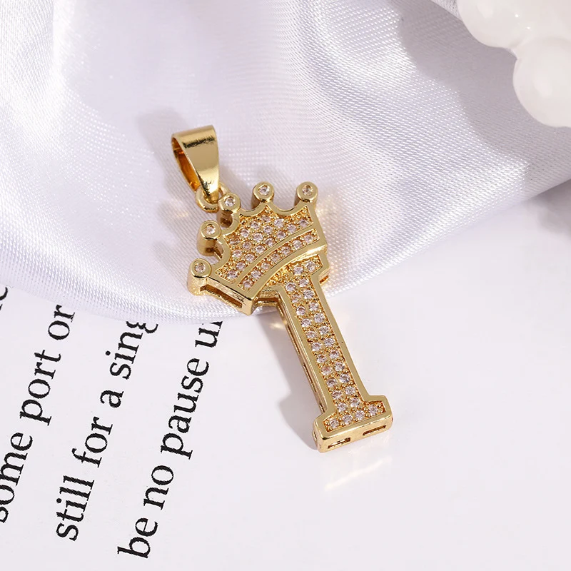 Collier avec pendentif lettre anglaise tendance, un accessoire élégant et personnalisable pour exprimer votre style unique et porter vos initiales.
