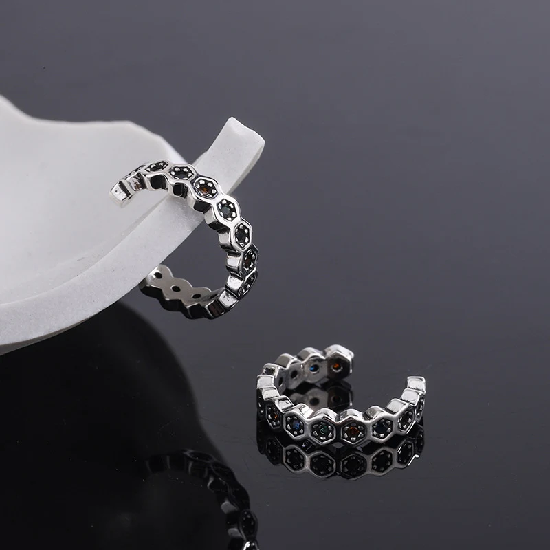Sterling zilveren oorbeenclip honingraat kleur boor zonder oor gat. Stijlvolle accessoire voor een opvallende look.