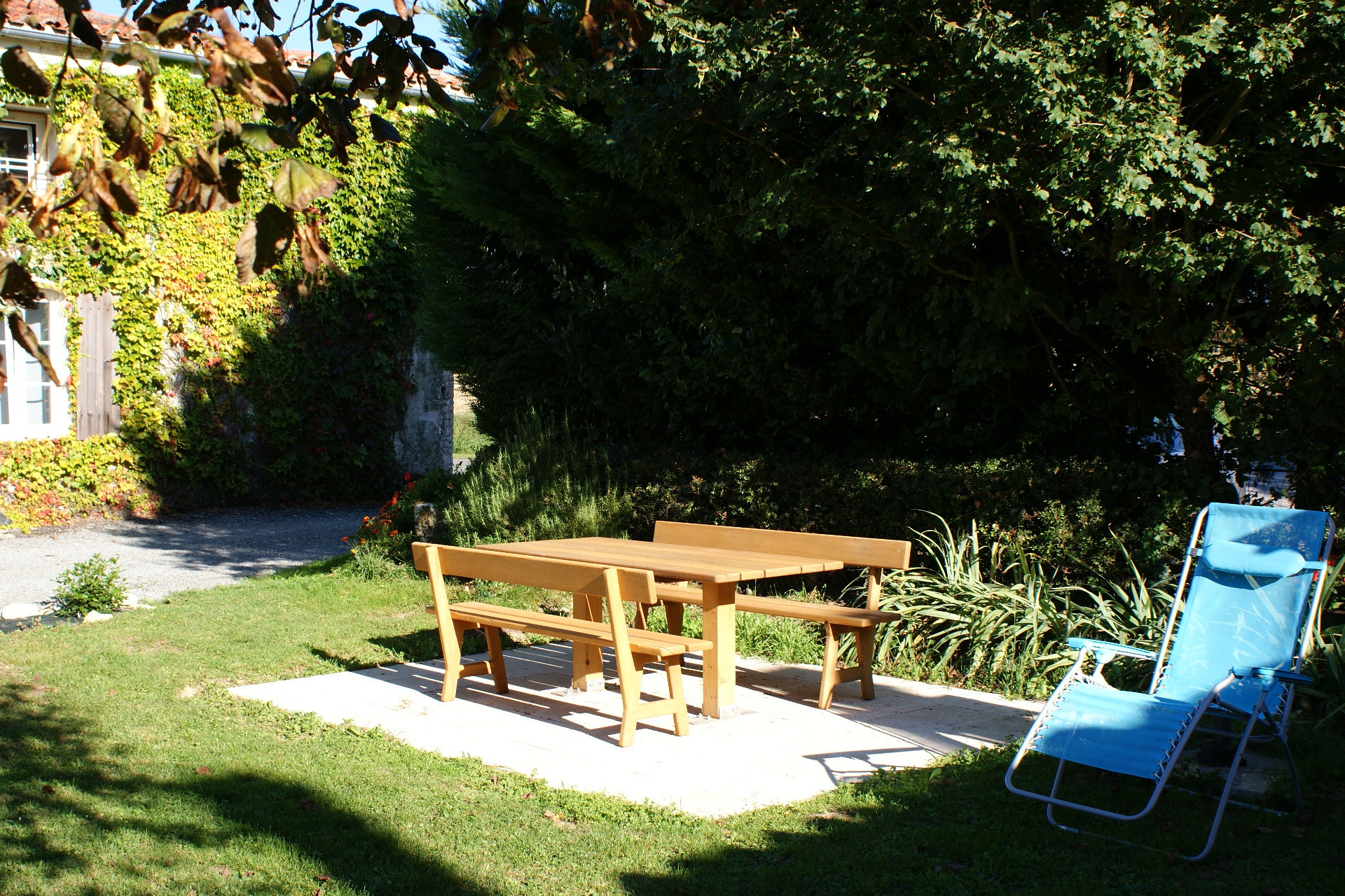 Mesa de jardin y barbacoa - Casa rural de alquiler para 6 a 7 personas en Surgeres cerca de La Rochelle costa atlantica de Francia