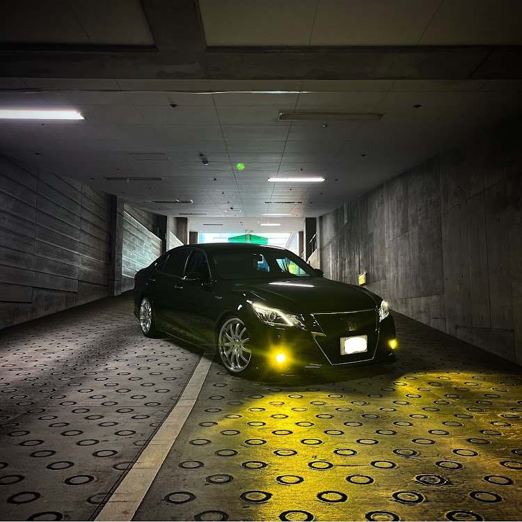 クラウンアスリートの21クラウン・クラウンアスリート210系・地下駐車場は盛れる・いいね！をしてくれた人に感謝✨・クラウンオーナーと繋がりたいに関するカスタム事例の投稿画像1枚目