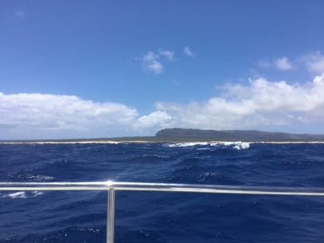 遠方に見えるニイハウ島