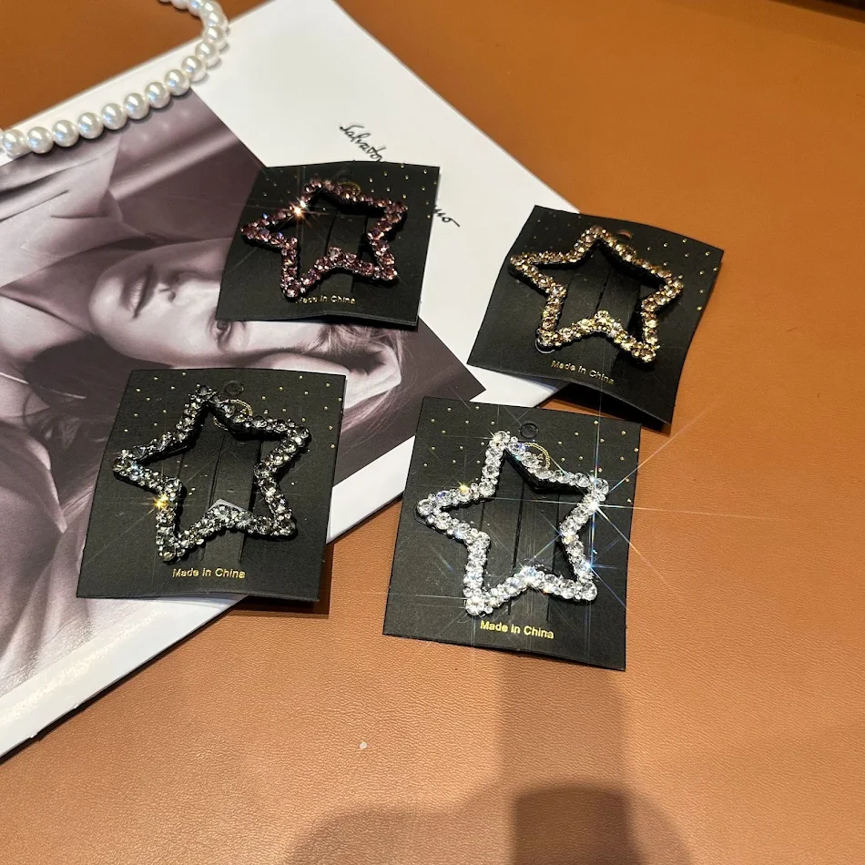 Spinka do włosów Rhinestone Clouds Of Stars z wycięciem na plecach, idealna do grzywki, dodająca blasku i uroku każdej fryzurze.