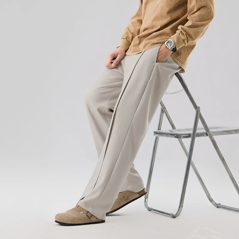 Pantalon de costume drapé style américain. L'élégance redéfinie. Coupe flatteuse, tissu de qualité supérieure pour un tombé impeccable. Idéal pour un look sophistiqué.