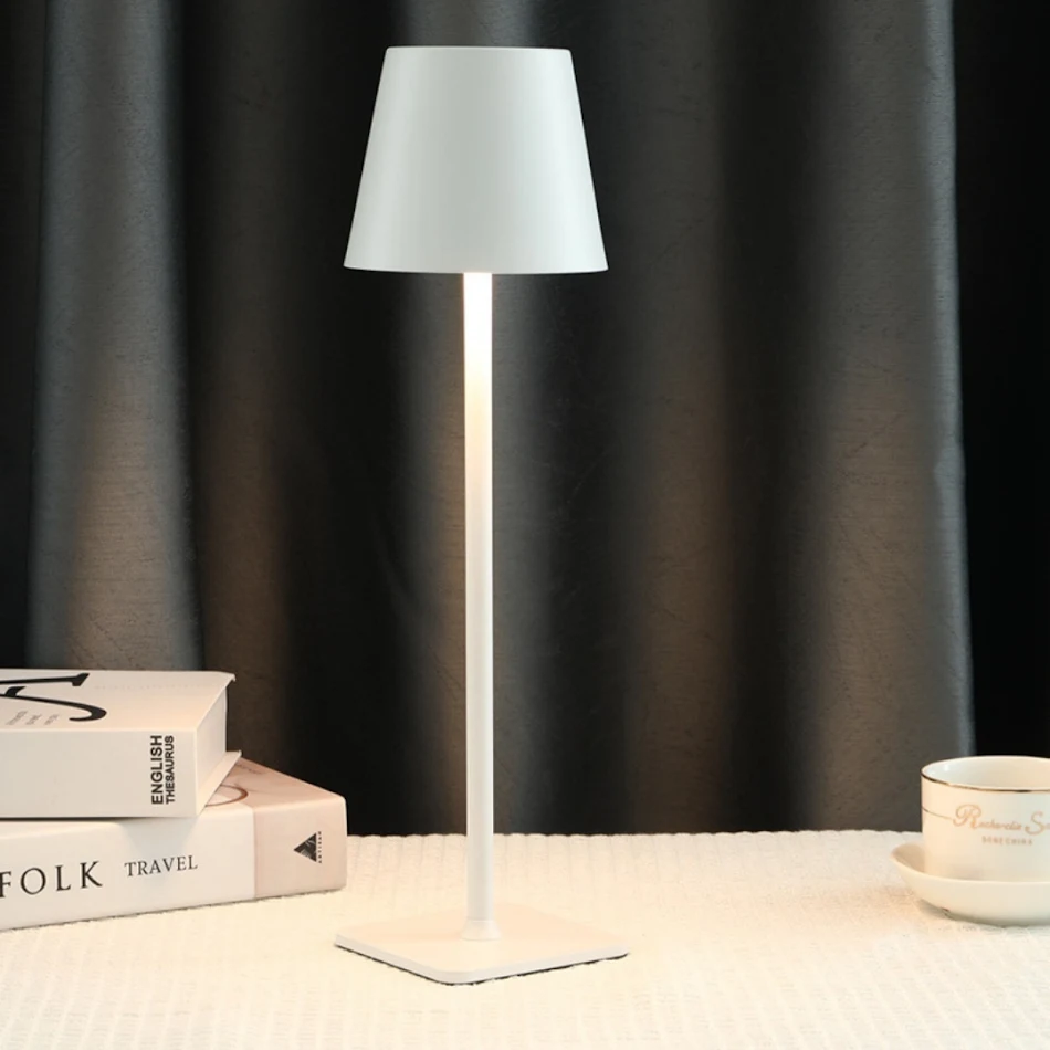 Kreative, einfache LED-Nachtlampe mit Ladefunktion. Kleines, weiches Licht zum Aufladen, perfekt für Nachttische. Einfache Bedienung und modernes Design.