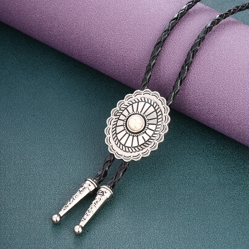 Keltisch Patroon Turkoois Agaat Bolo Tie Stijlvol herenaccessoire. Natuursteen en artistiek design voor een unieke look. Maak je outfit compleet met dit sieraad.