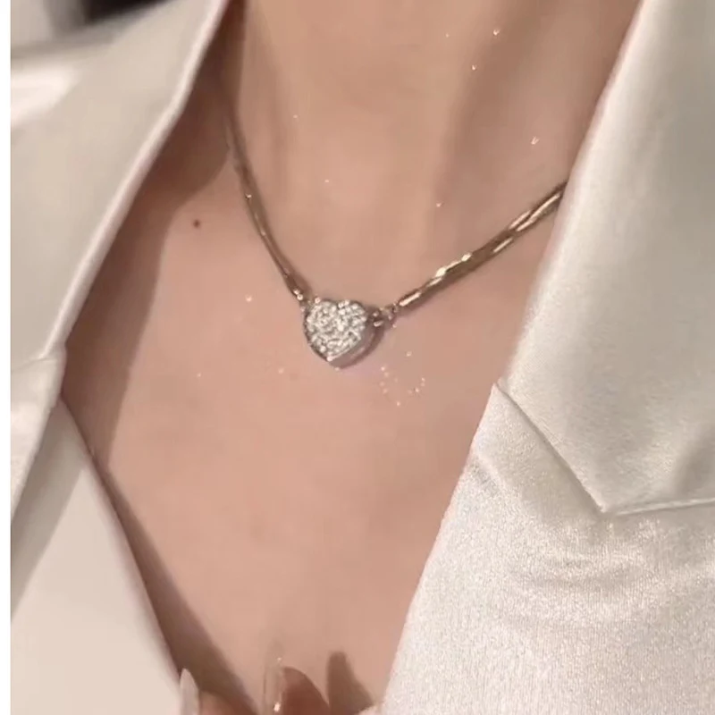 Diamant-ingezette Love Multi-Layer Magneetketting, betaalbare luxe met stijlvolle persoonlijkheid, perfect als cadeau.