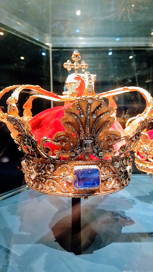 In the last room of the Treasury at Rosenburg Castle are the Crown Jewels, the Crown Regalia, the Crown of the Absolutist Kings and the Queens’ Crown. This is The Crown of the Absolute Monarchs, or Christian V's crown (he was the first to use it) and has a total weight 2080 grams (4.6 pounds) and 2 garnets and 2 sapphires.