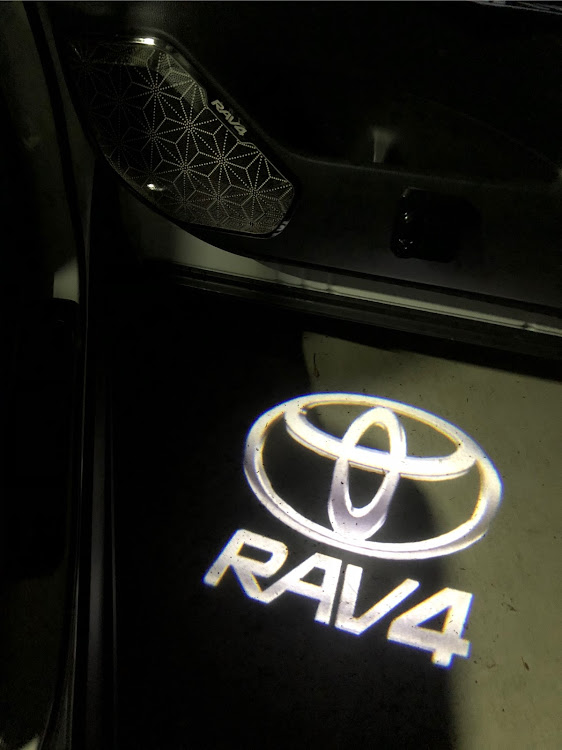 RAV4のスピーカーカバー・カーテシに関するカスタム事例の投稿画像1枚目