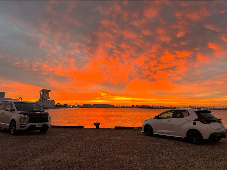 デリカD:5の名古屋港・朝焼け・コラボ・オレンジ色・ヤリスに関するカスタム事例の投稿画像4枚目