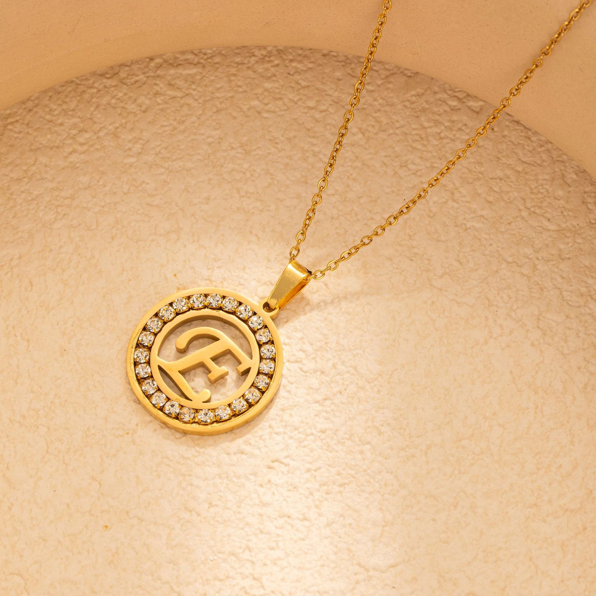 Title 5, RVS ketting met ronde diamant Engelse letter ha...
