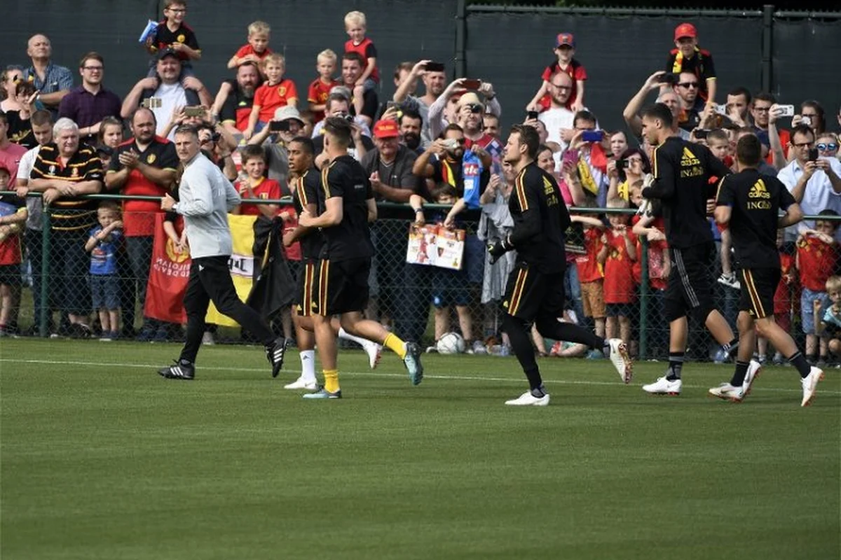 Fans die niet binnen konden in Tubeke bestormen poorten, twee opmerkelijke afwezigen op training