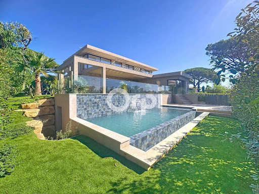 Villa avec piscine et terrasse 1