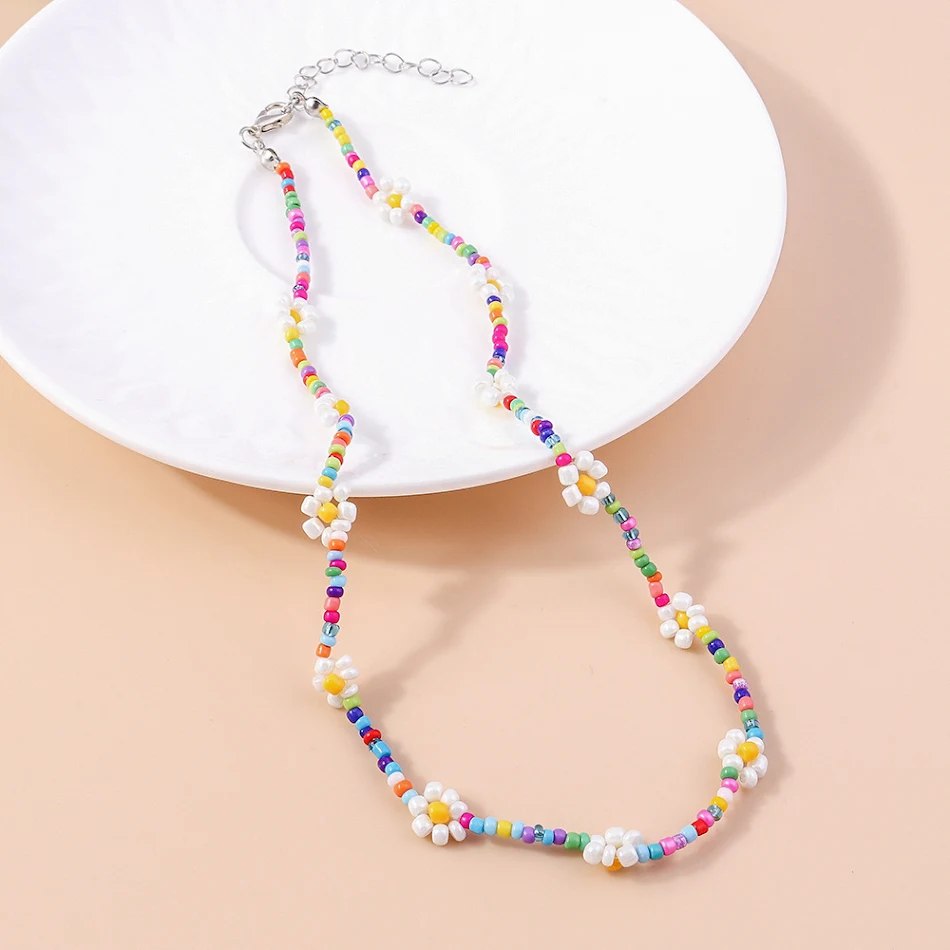 Kleurrijke zoete kralenketting voor dames. Een vrolijke ketting die elke outfit opfleurt. Perfect om je persoonlijke stijl te benadrukken en op te fleuren.