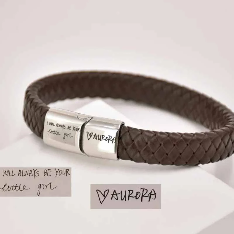 Bracelet en cuir tressé fait main pour couples masculins avec gravure de noms, un cadeau personnalisé unique.