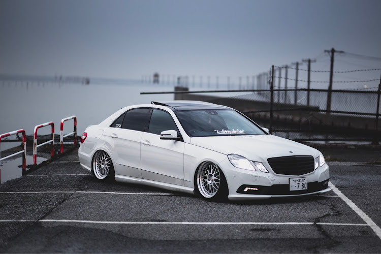 Eクラス セダンのドライブ・夕焼け・何故そこに樹脂配管を使うのかに関するカスタム事例の投稿画像1枚目