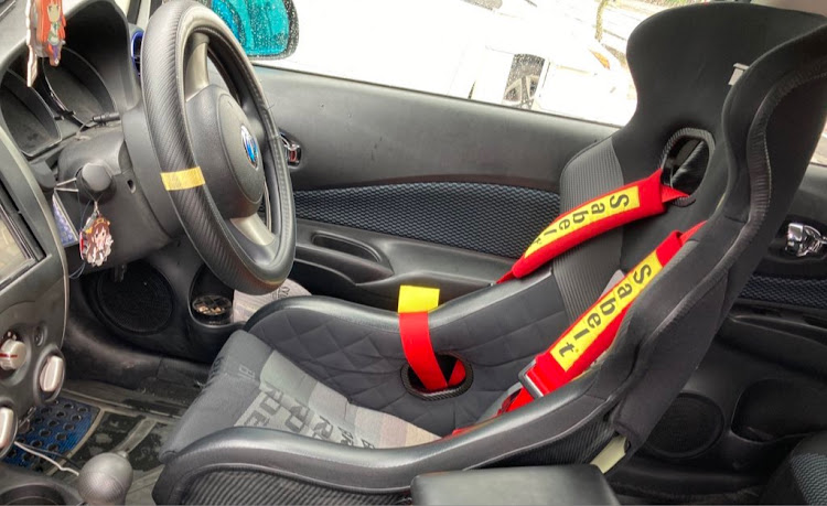 ノートのBRIDE XERO CS・TE37 SONIC SL・Sabelt・nismoカーボンミラーカバーに関するカスタム事例の投稿画像1枚目