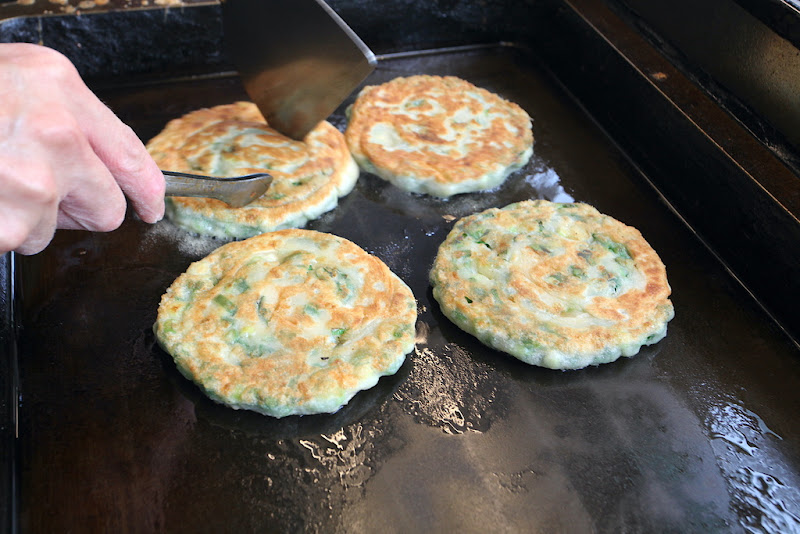 吃 台南美食 歸仁區 陸光五村手工厚蔥餅 包覆著滿滿蔥花正宗眷村味的手工蔥油餅 好吃手工蔥油餅令我懷念不已 經常銷售一空想吃請預定 陸光五村手工厚蔥餅