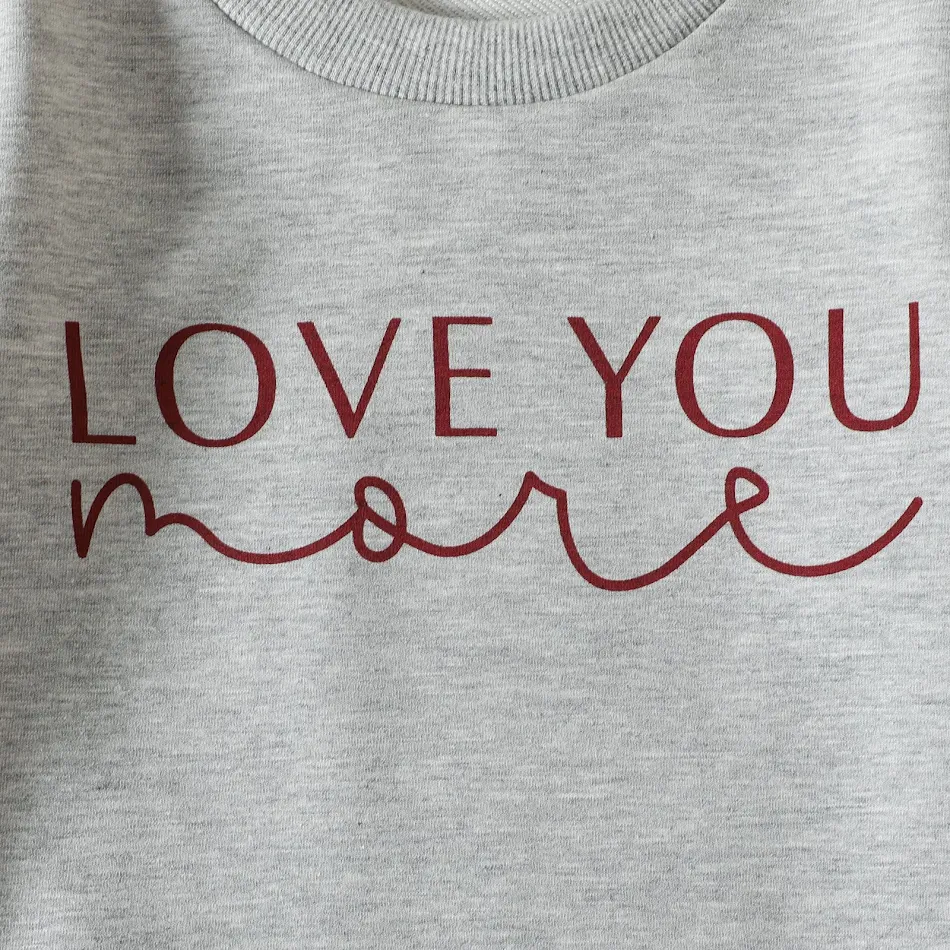 Ensemble bébé garçon printemps, pull à lettres et body. Vêtement enfant confortable et tendance, idéal pour le jeu et les sorties.