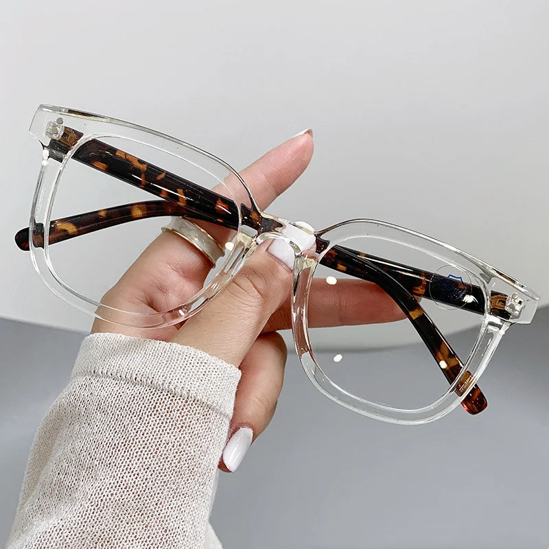 Monture pour myopie avec filtre lumière bleue et miroir plat, alliant protection oculaire et style tendance.