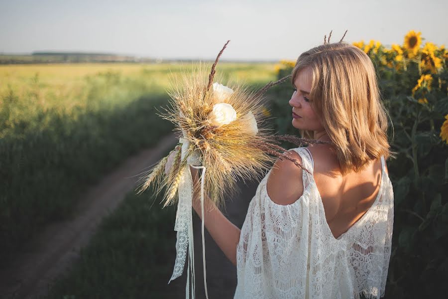 Wedding photographer Ekaterina Tolstyakova (katrin694). Photo of 1 August 2017