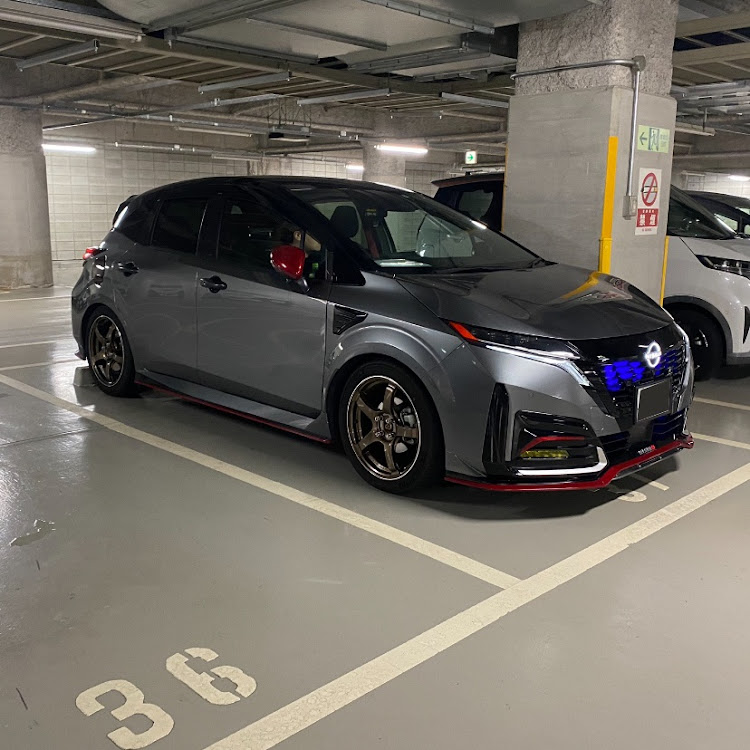 ノート オーラのバッテリー交換・貼り貼り・シートレールカバー・駐車場は盛れる・オーラニスモに関するカスタム事例の投稿画像1枚目