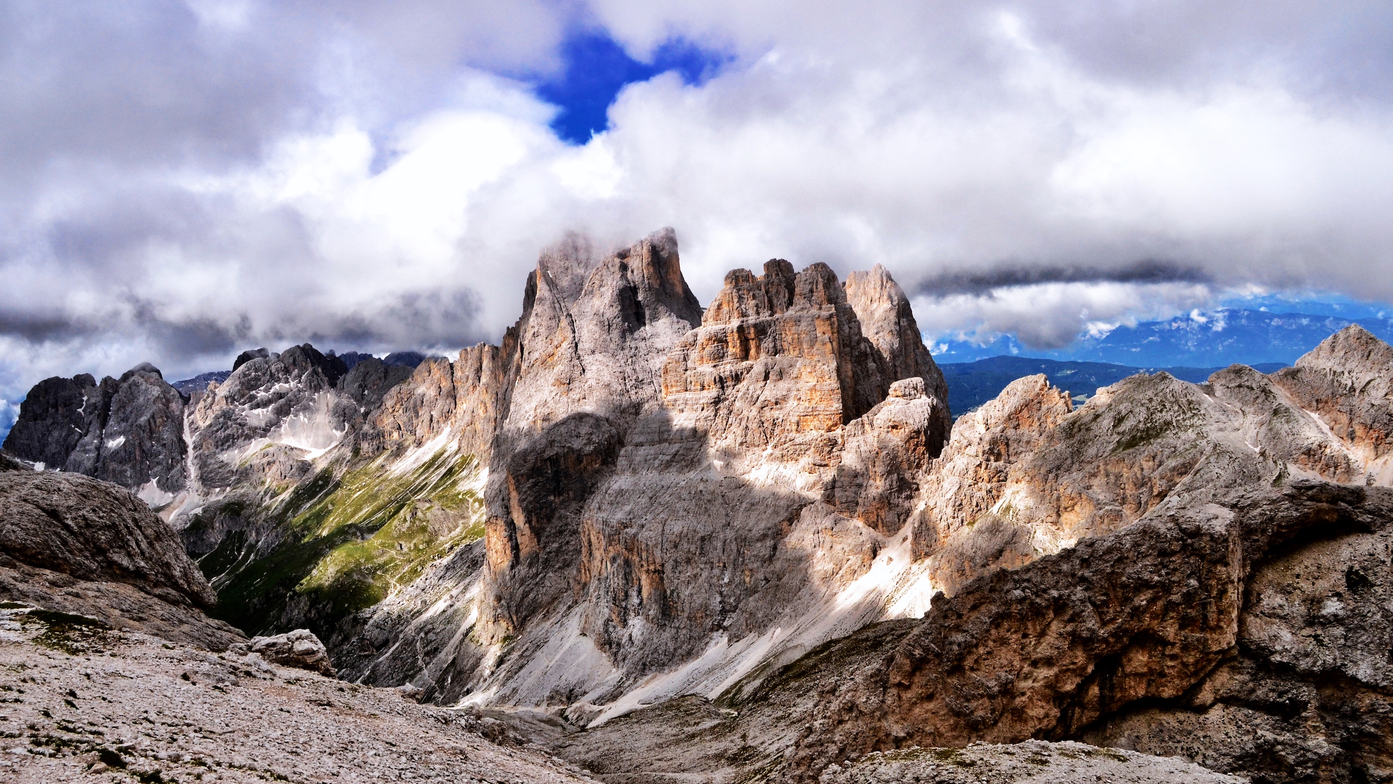 Chi più alto sale, più lontano vede; chi più lontano vede, più a lungo sogna. (Walter Bonatti) di giuseppedangelo