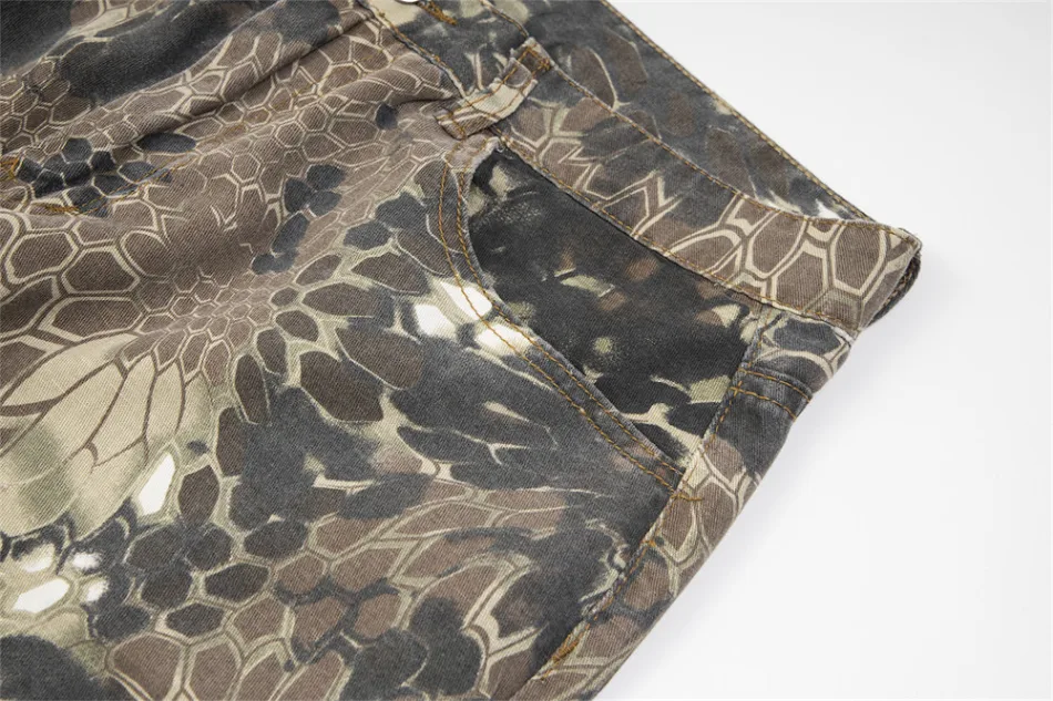 Pantalone sa šarom zmije za muškarce i žene. Idealne za avanture na otvorenom, lov i urbanu modu. Udobne, izdržljive i stilski.