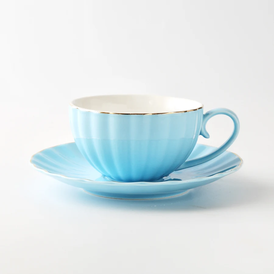 Tasse à café exquise et soucoupe européenne pour thé de l'après-midi avec motif camélia. Savourez votre café avec élégance et raffinement.