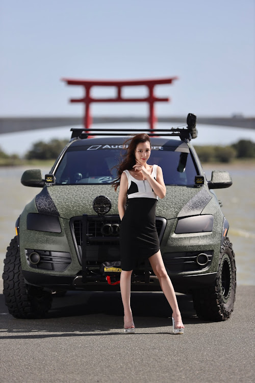 Q5のシャドウミリタリーグリーン🦖・お披露目会＆撮影会😎・全デレ監督!ナイスですねぇ〜😚・やっぱブロックタイヤ最高やな!😍・ハミタイじゃないよ!🆗に関するカスタム事例の投稿画像1枚目