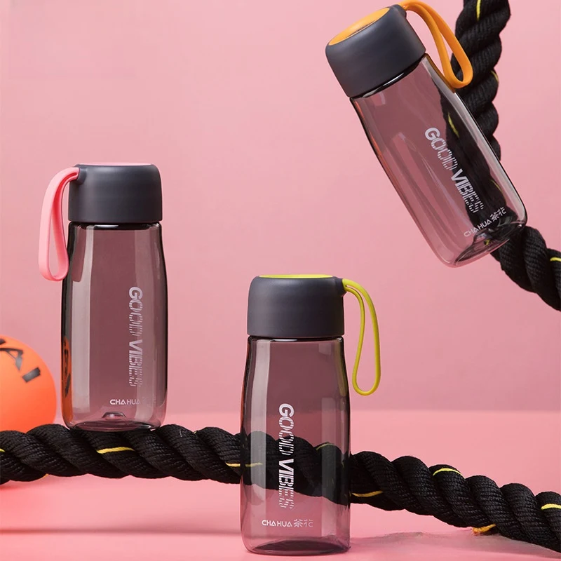 Sportliche, Einfache Kunststoff-Trinkflasche mit Tee-Filter für Studenten, Herren und Damen, Tragbar und Praktisch.