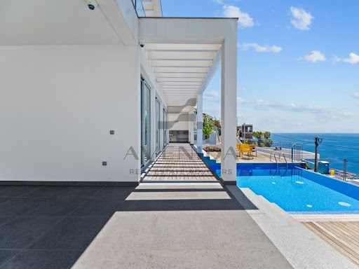 House with pool and terrace 5