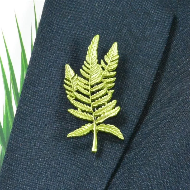 Broche feuille de plante au tempérament simple, un accessoire élégant et naturel pour sublimer vos tenues et accessoires.