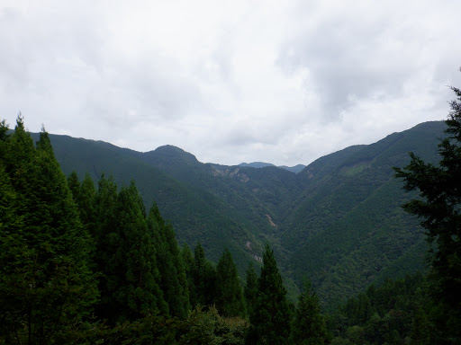 大峠とイハイガ岳を望む