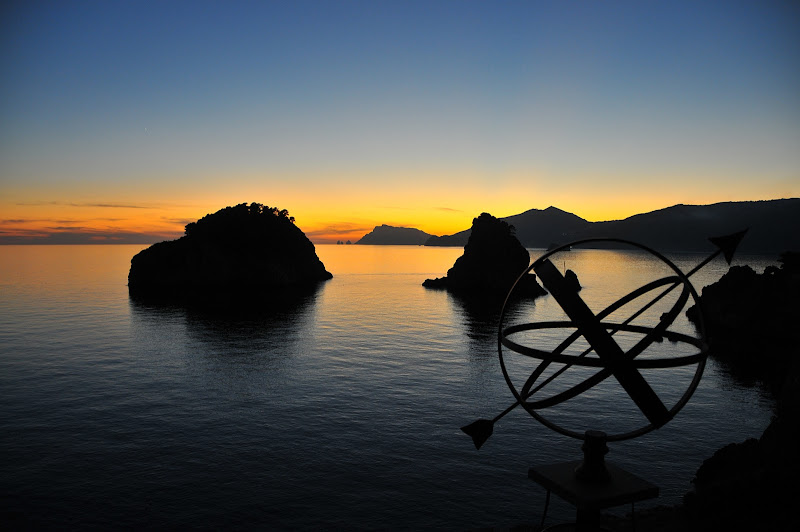 Tramonto con uno sguardo verso i faraglioni di Capri di Toxi Art