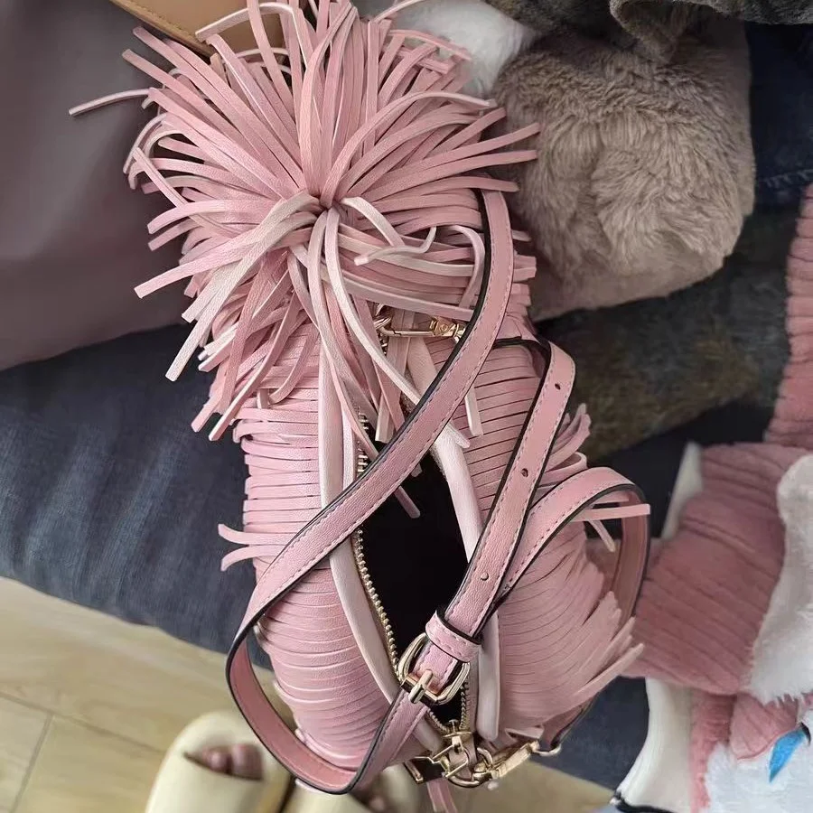 Pine Lion Dog Shepherd Kwastjes Tas. Stijlvolle en functionele tas voor honden. Perfect voor wandelingen met stijl en comfort, ideaal voor veeleisende hondenbezitters.