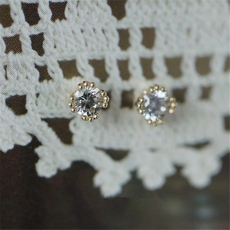 Kleine eenvoudige bloemvormige mini-oorstekers voor meisjes met diamanten, perfect voor een subtiele en schattige look.