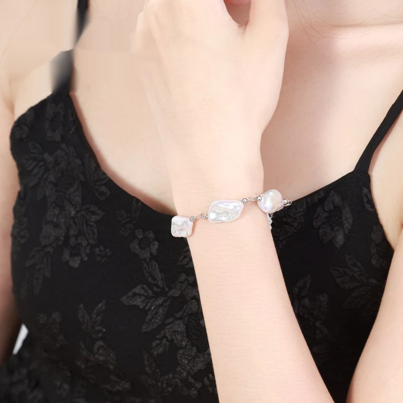 Bracelet femme en perles artificielles baroques en losange, style français, haute sensibilité, élégance raffinée.