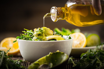 Oliwa z oliwek wlewana do sałatki