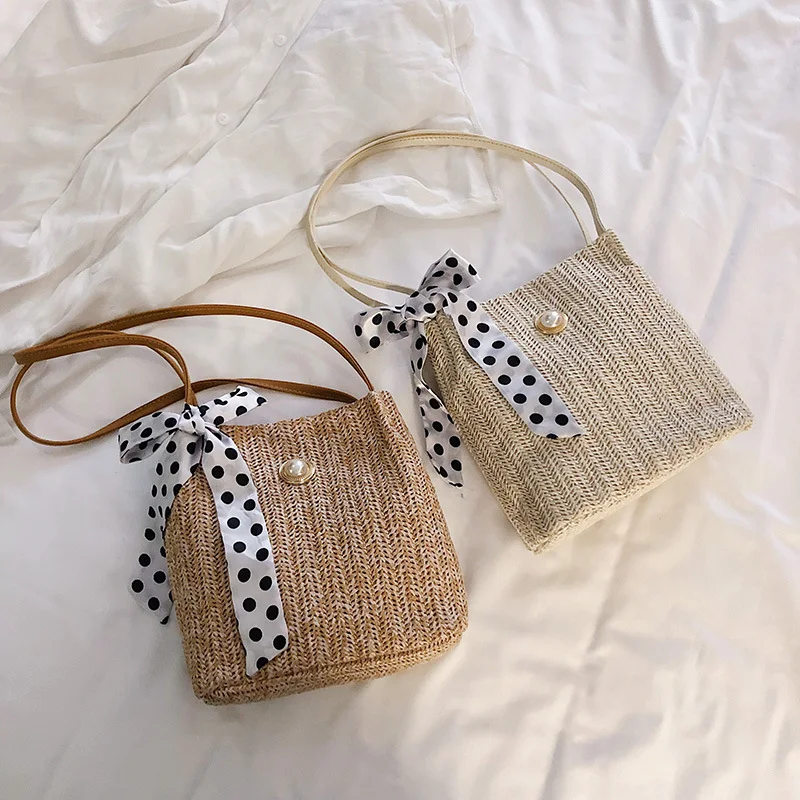 Bolsa balde de palha com lenço de seda Elegância e praticidade no verão Leve seus pertences com estilo Acessório perfeito para dias ensolarados e looks sofisticados