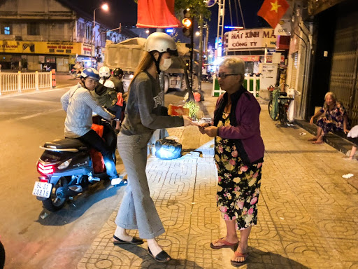 Hồ Ngọc Hà bịt khẩu trang khi đi làm từ thiện
