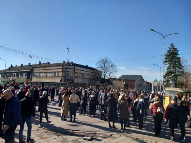 Studenti, srednjoškolci i građani i danas širom Srbije odali poštu stradalima u Novom Sadu