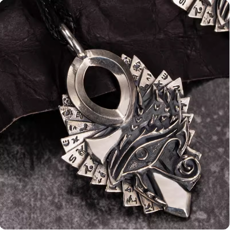 Collier argent Horus vintage Égypte Anka Porte de la Vie Symbolisme égyptien ancien Protection et style Accessoire unique