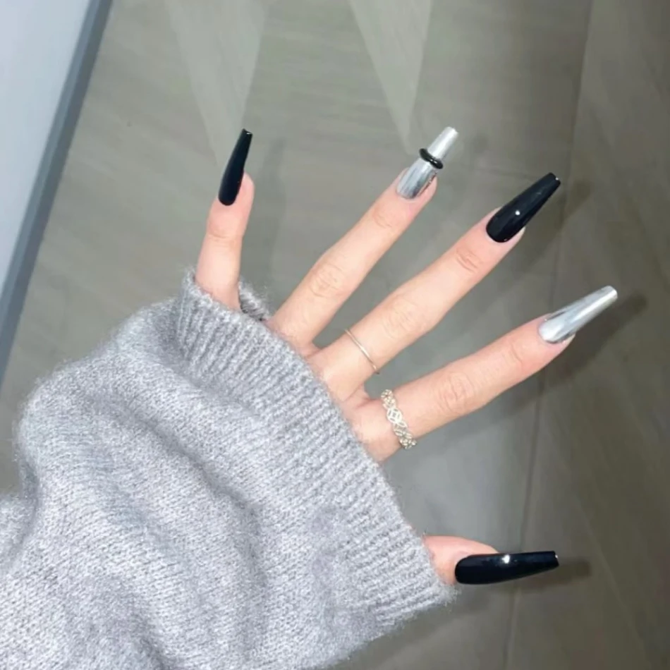 Adesivos de unha prata e preto super cool. Decore suas unhas de forma rápida e fácil, com brilho e estilo, para um visual incrível.